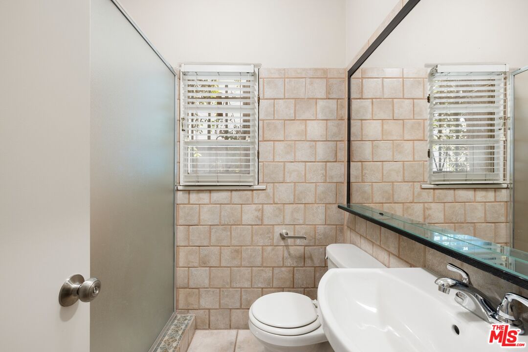 120 S Poinsettia Pl