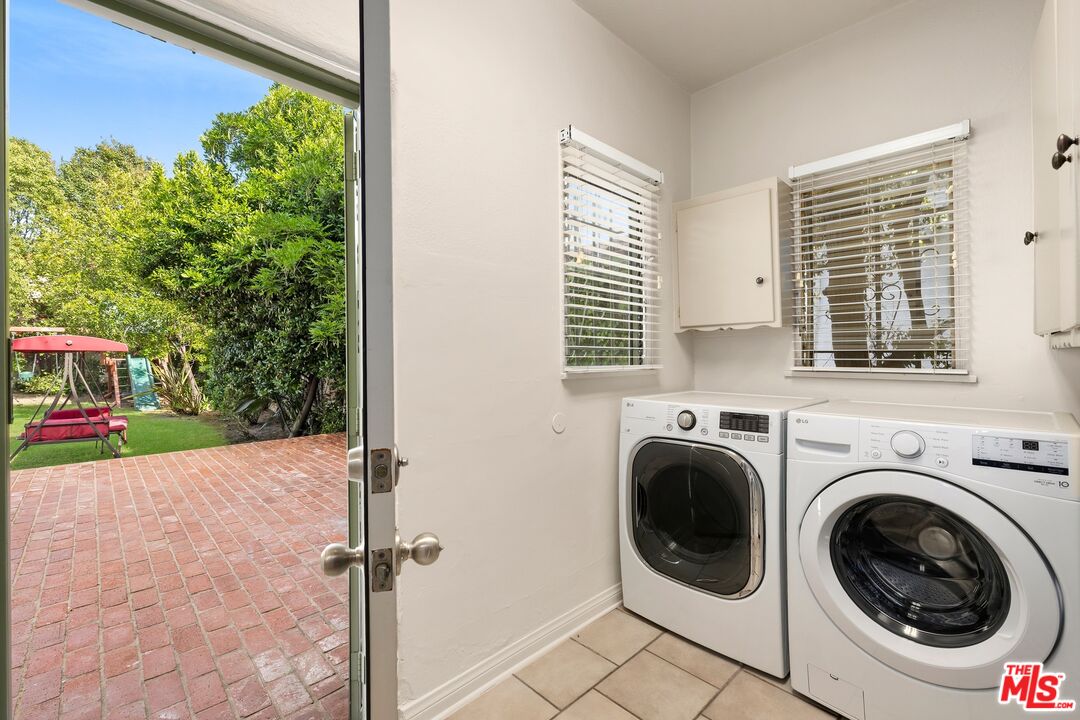 120 S Poinsettia Pl