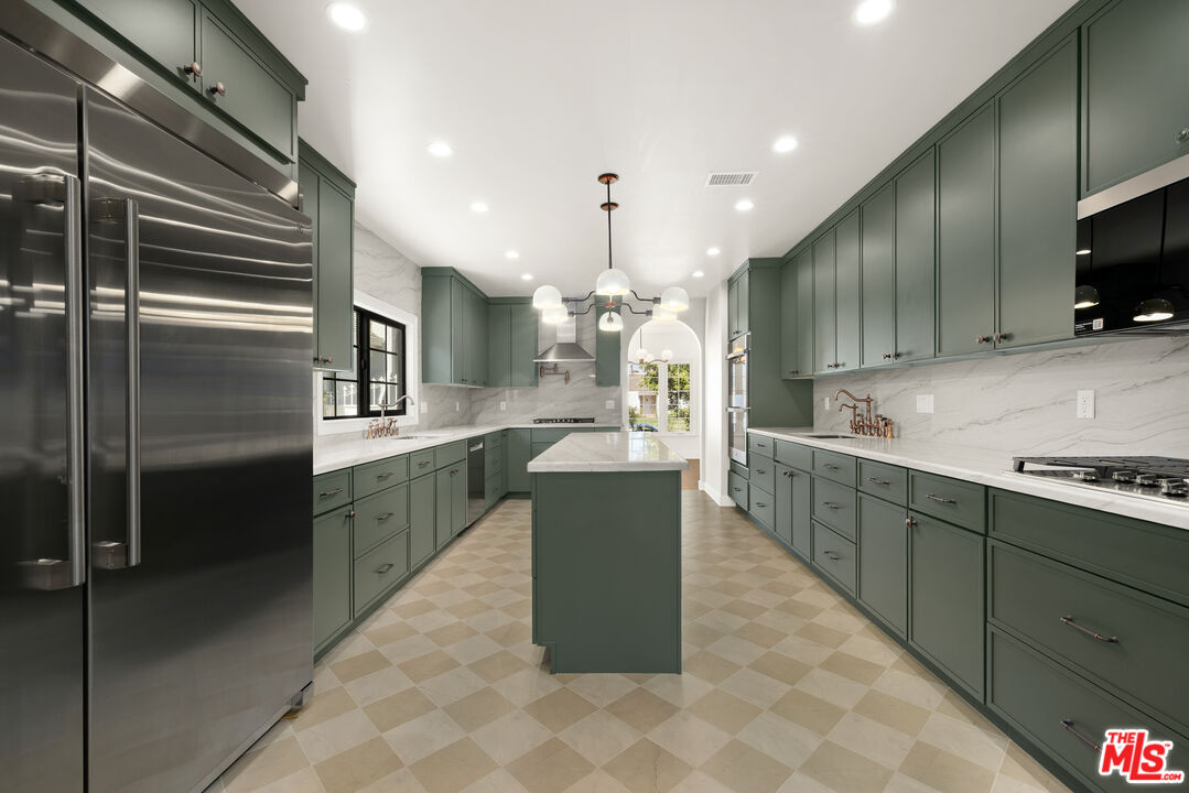 211 S Formosa Ave