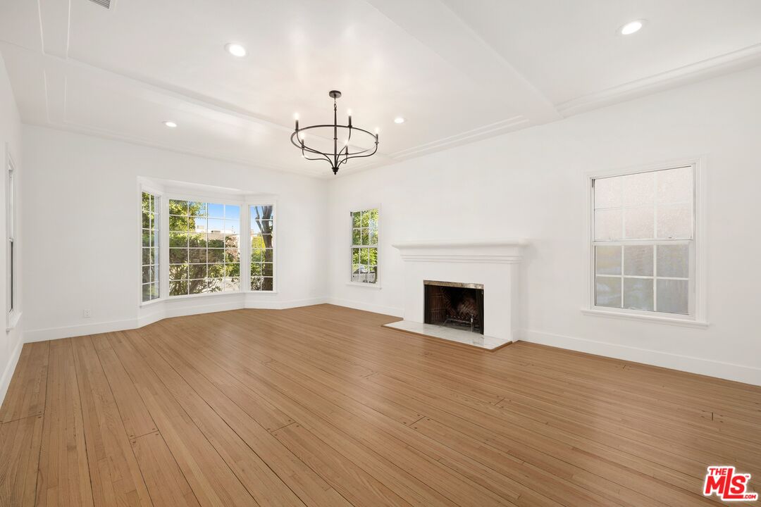 211 S Formosa Ave