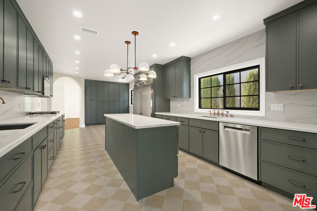 211 S Formosa Ave