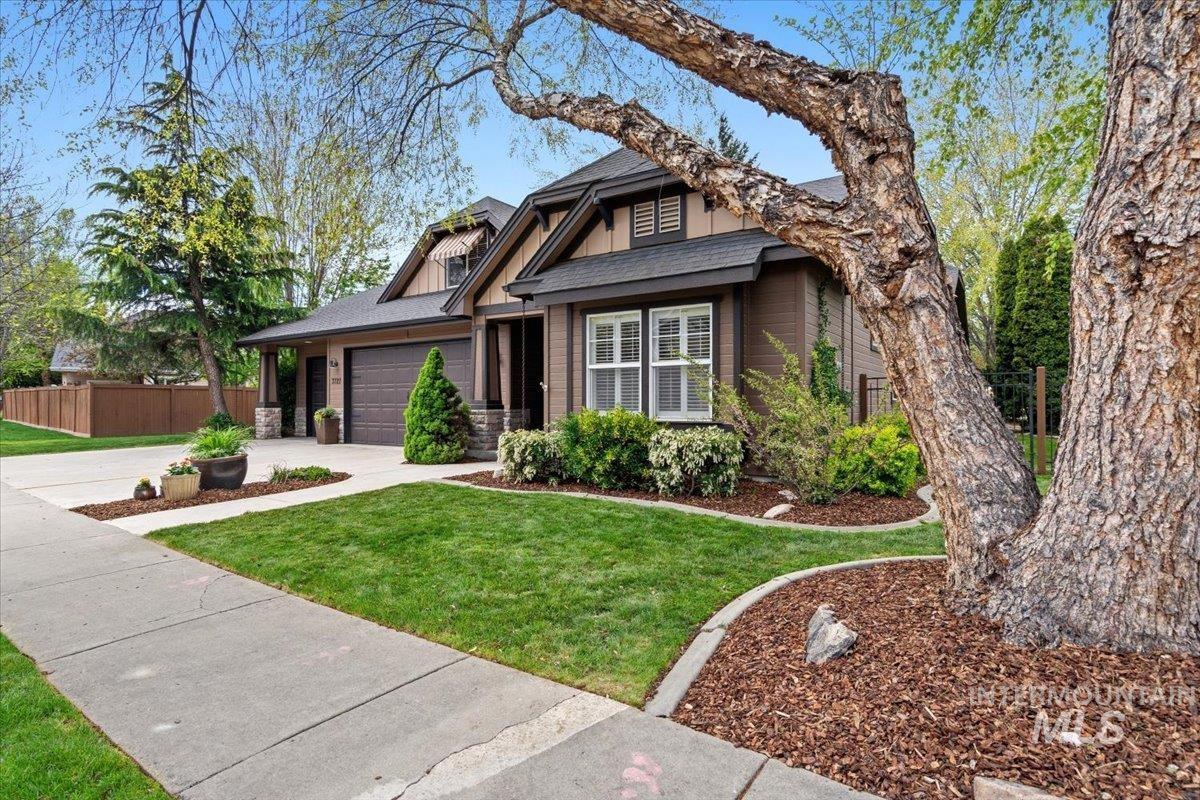 3727 N Hollymount Way