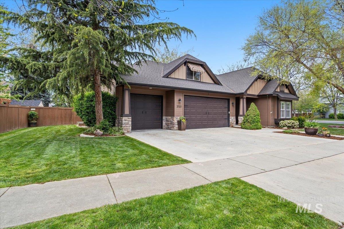 3727 N Hollymount Way