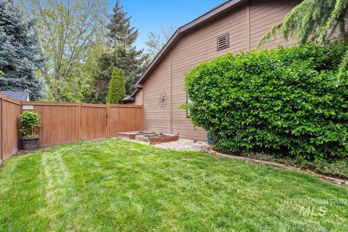 3727 N Hollymount Way