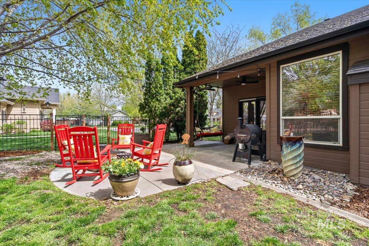 3727 N Hollymount Way