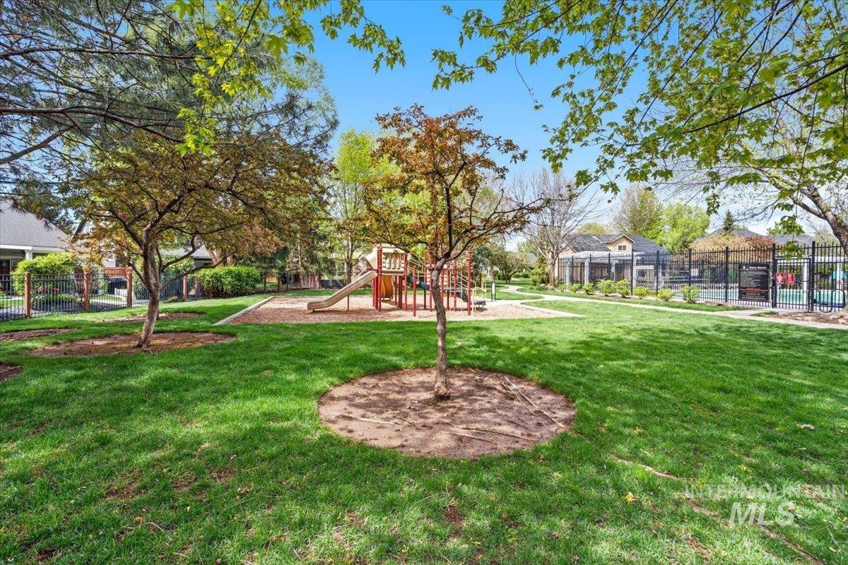 3727 N Hollymount Way