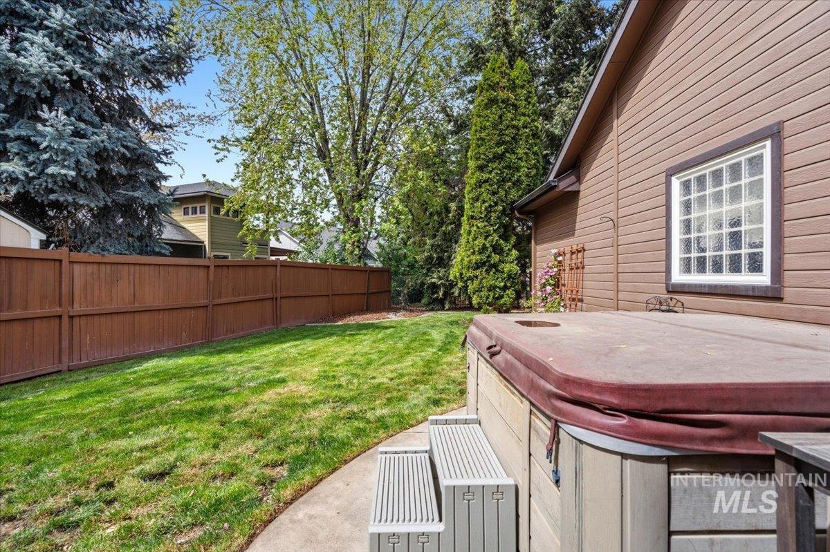 3727 N Hollymount Way
