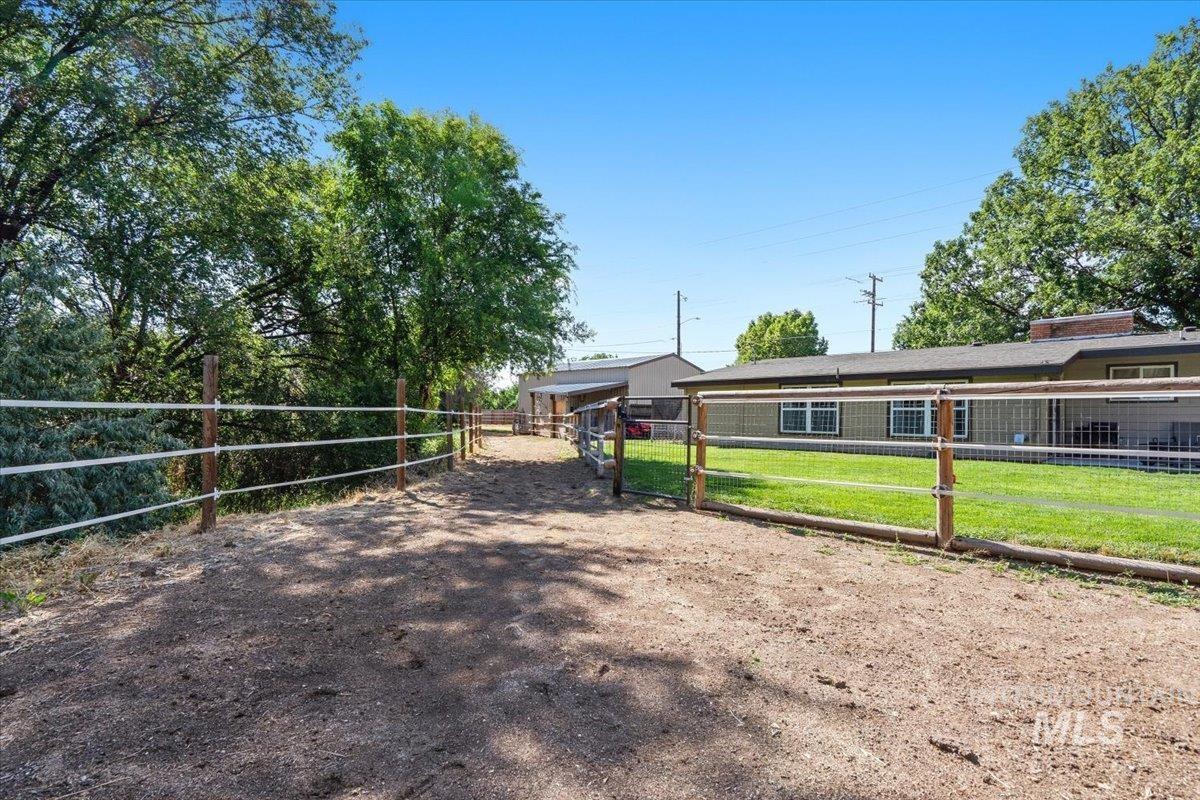 2322 W Roosevelt Avenue