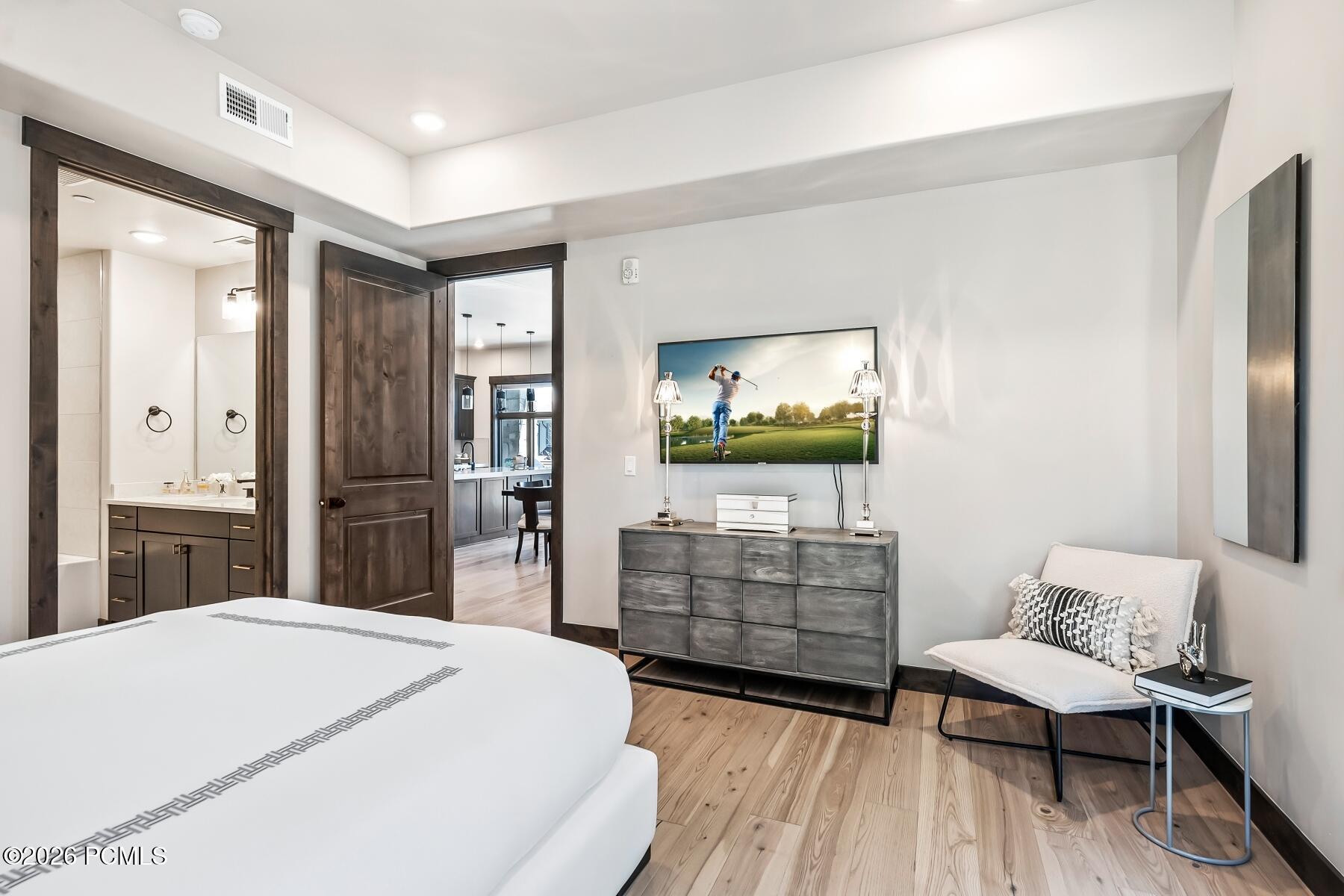 3751 Blackstone Drive Unit 2j