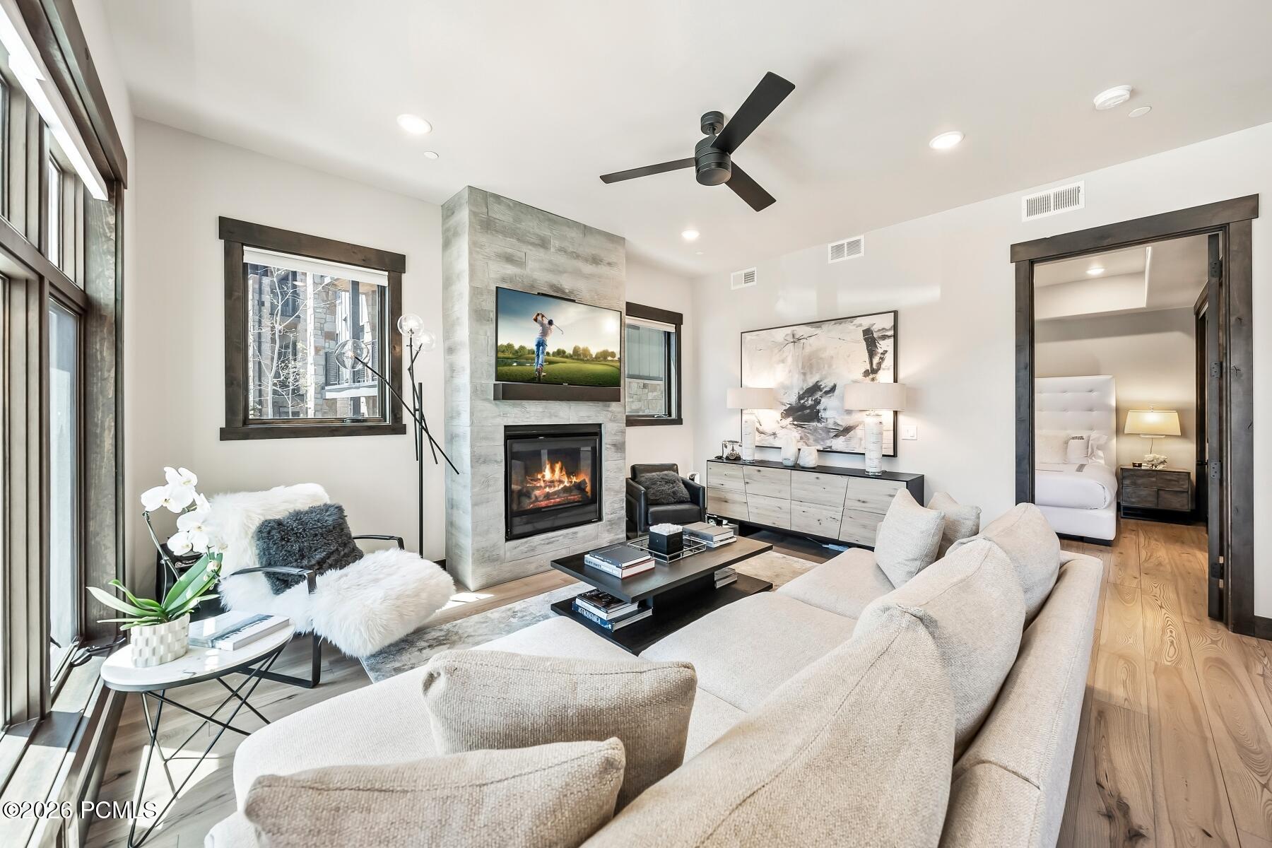 3751 Blackstone Drive Unit 2j