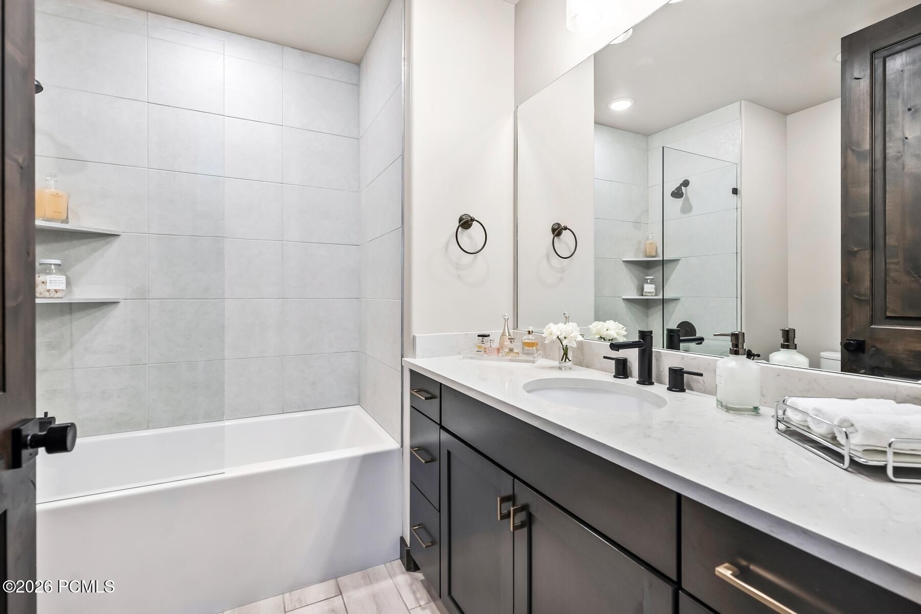 3751 Blackstone Drive Unit 2j