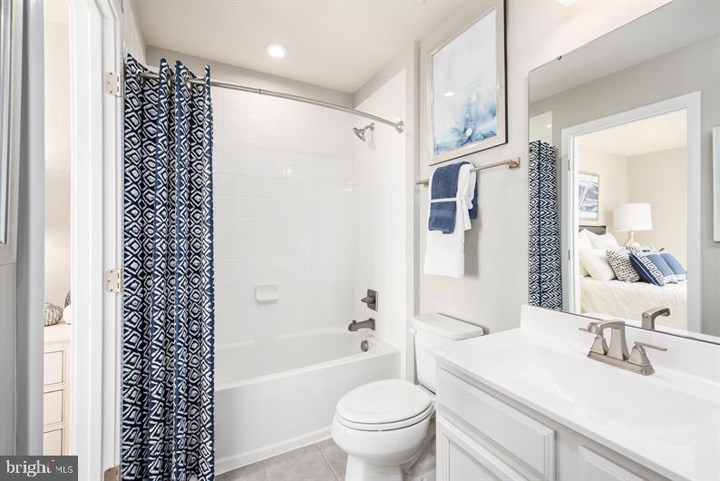 122 Woodgate Cir #Clarendon-3 Story