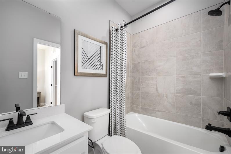 122 Woodgate Cir #Clarendon-3 Story