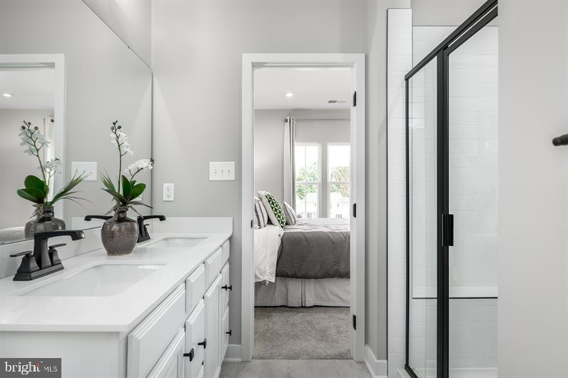 122 Woodgate Cir #Clarendon-3 Story