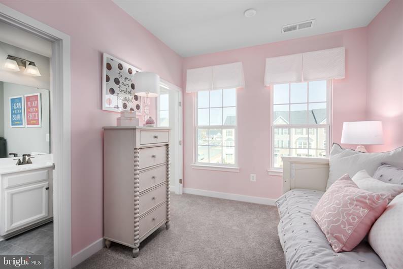 122 Woodgate Cir #Clarendon-3 Story