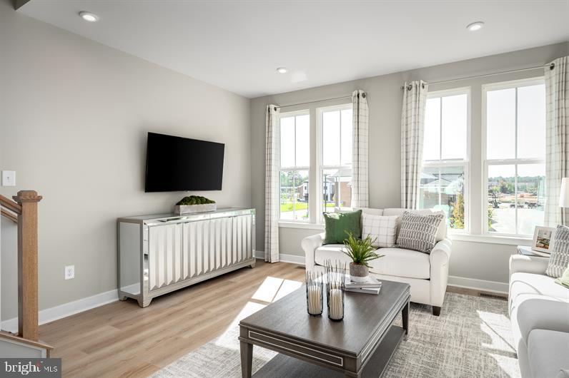 122 Woodgate Cir #Clarendon-3 Story