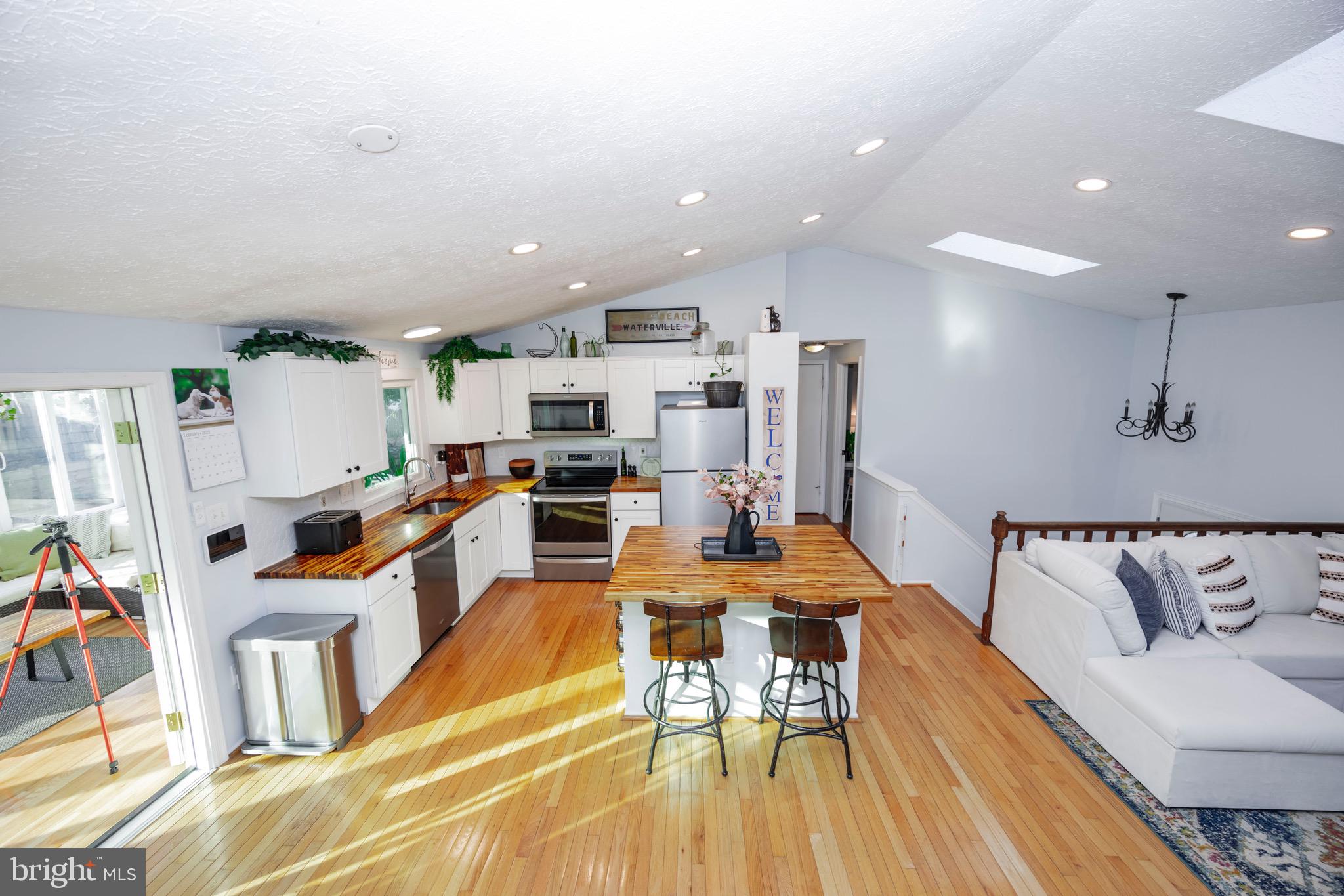 1156 Neptune Pl