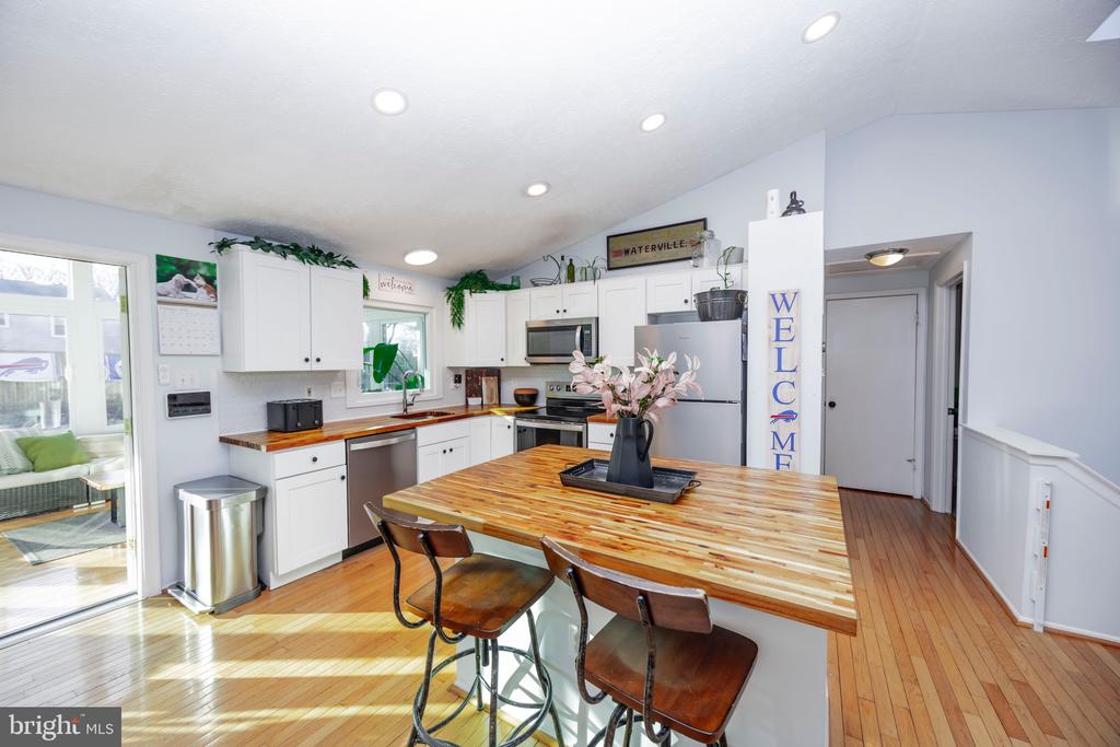 1156 Neptune Pl