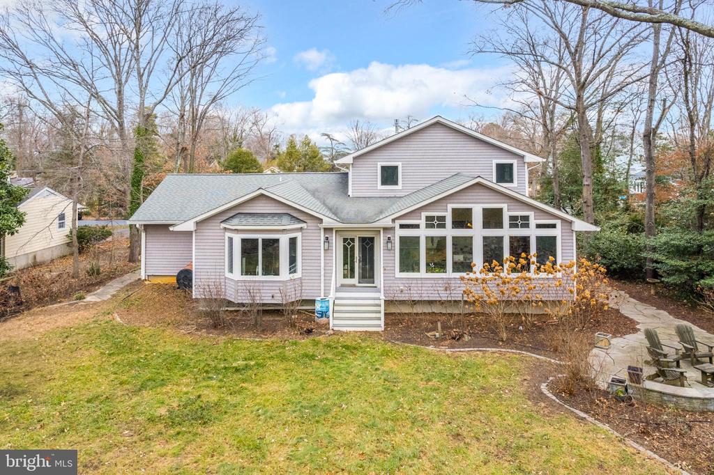 898 Laurel Way