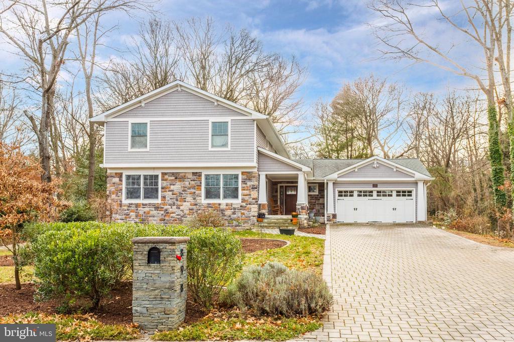 898 Laurel Way
