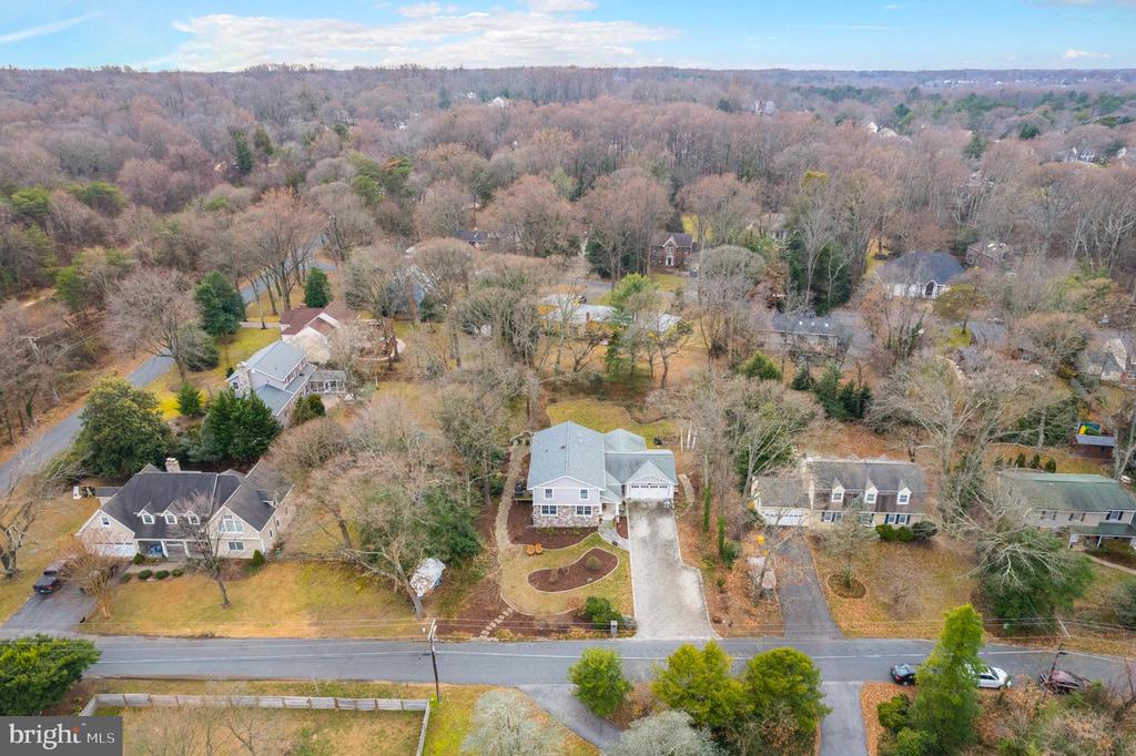 898 Laurel Way