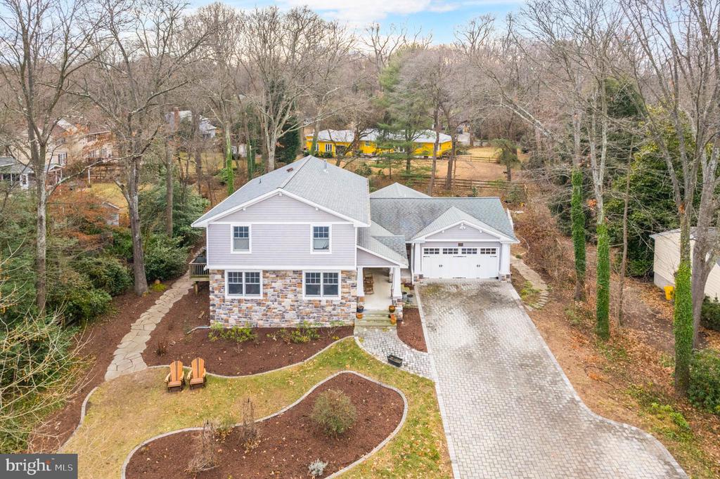 898 Laurel Way