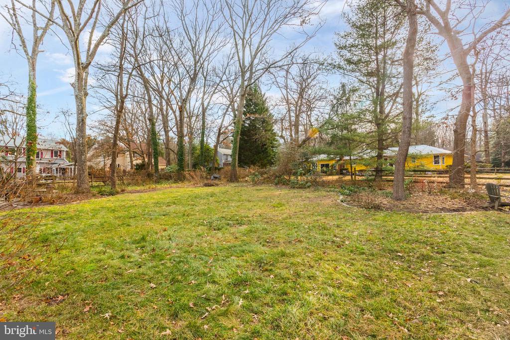 898 Laurel Way