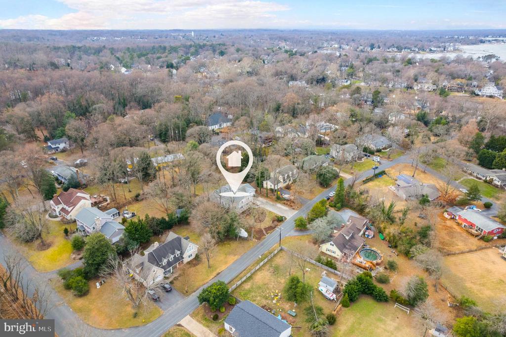 898 Laurel Way