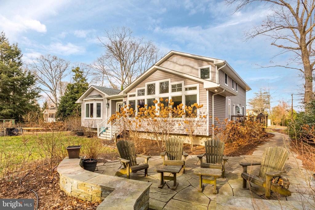 898 Laurel Way