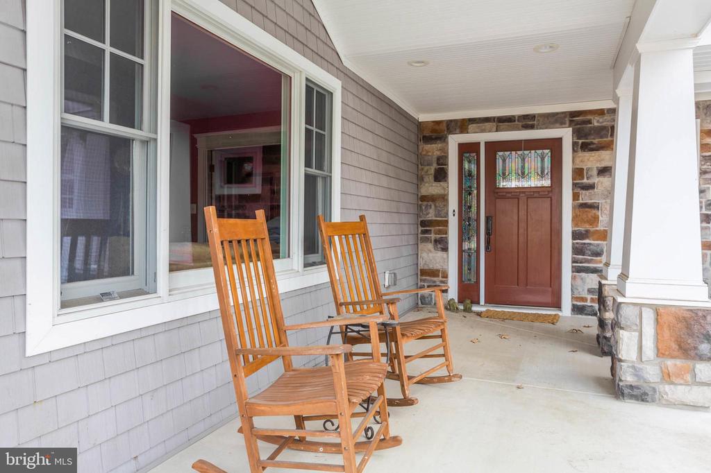 898 Laurel Way