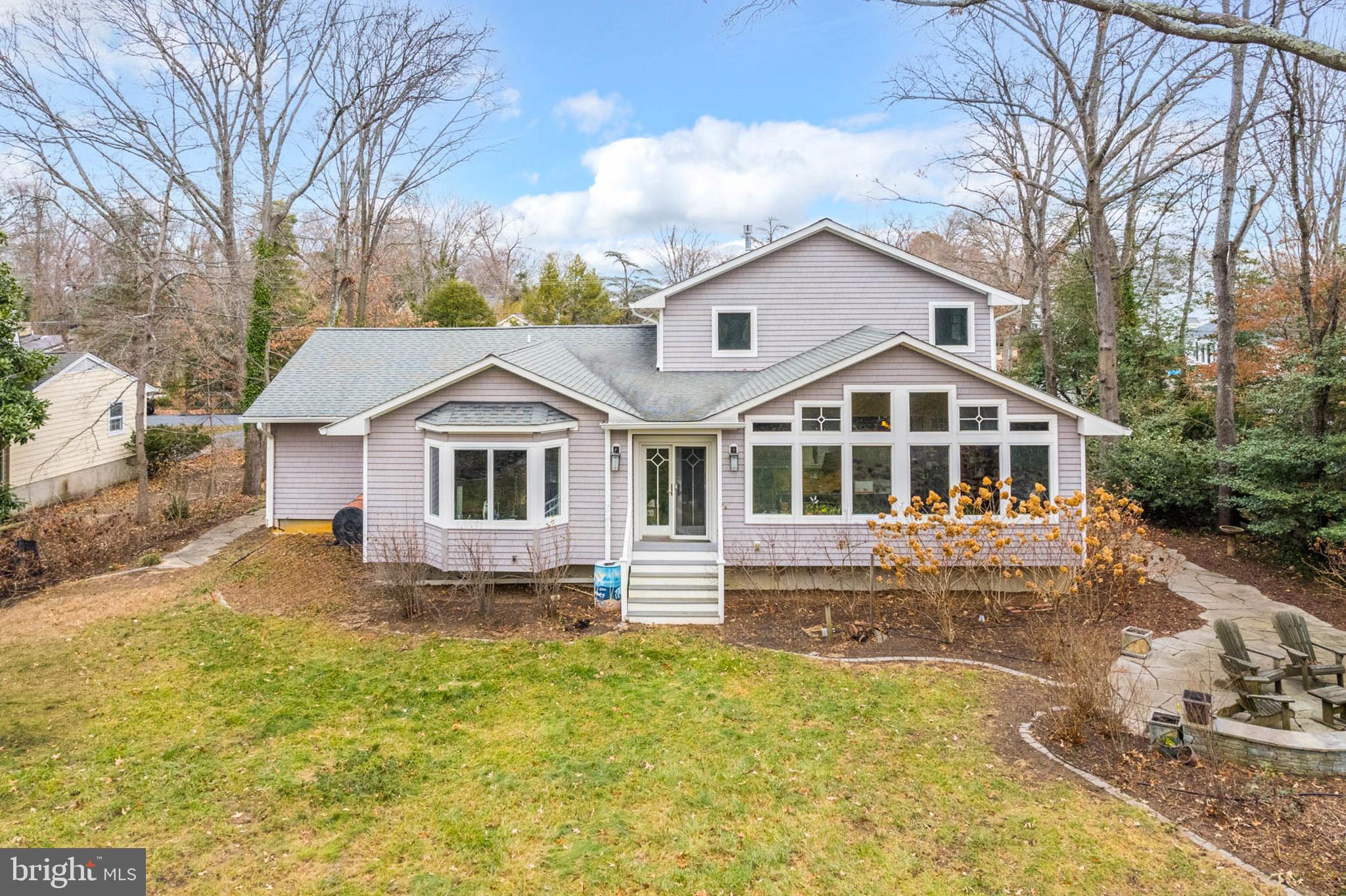 898 Laurel Way