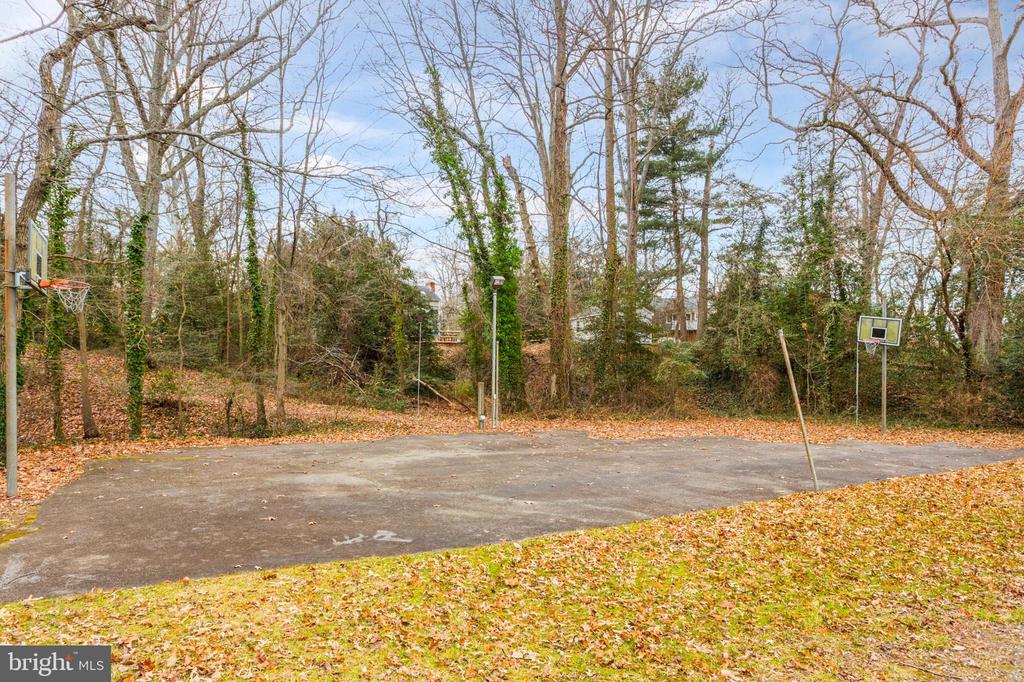 898 Laurel Way