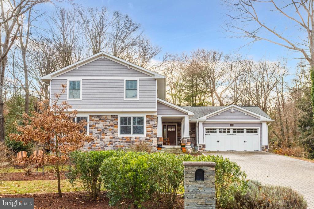 898 Laurel Way