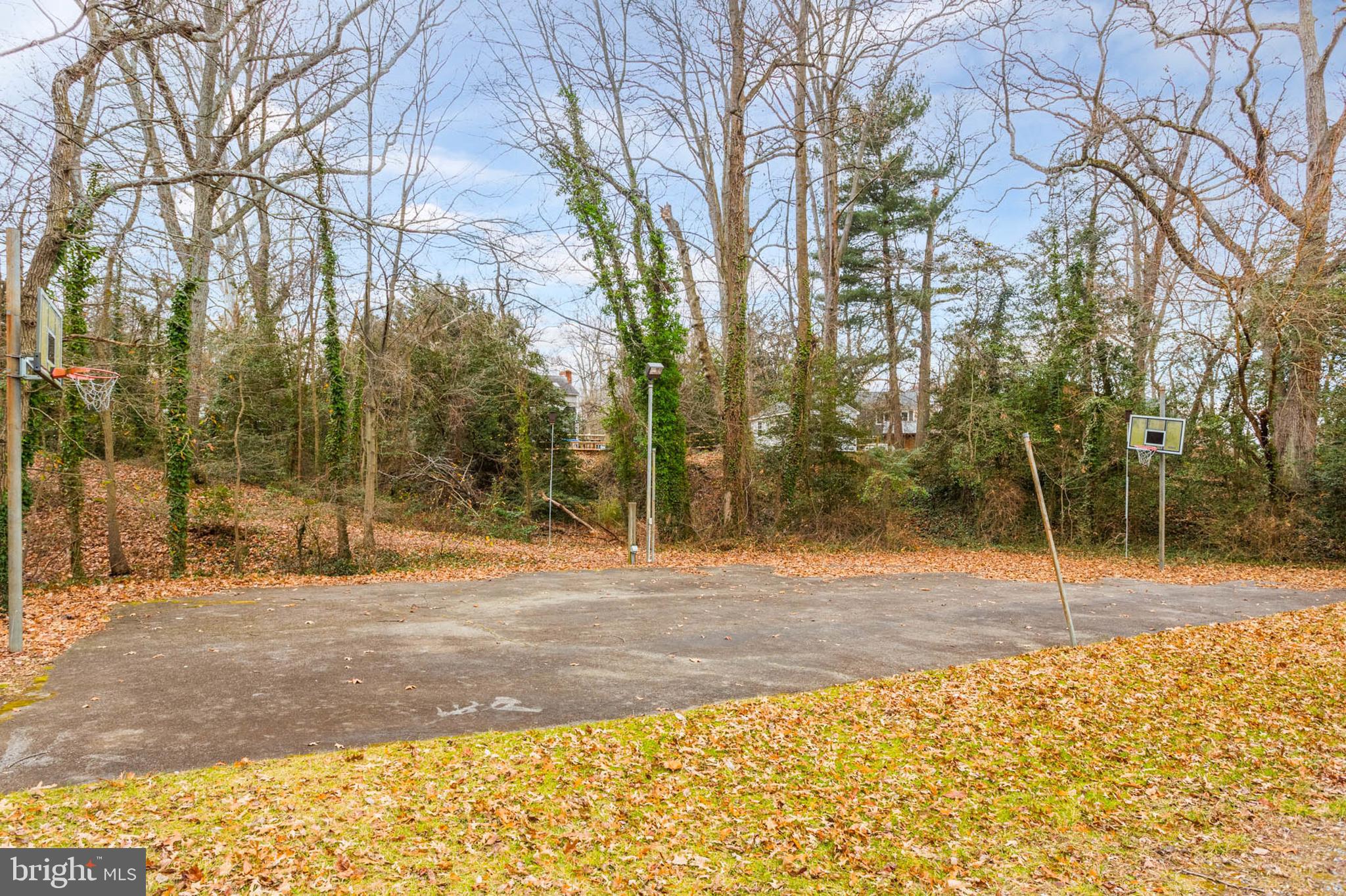 898 Laurel Way