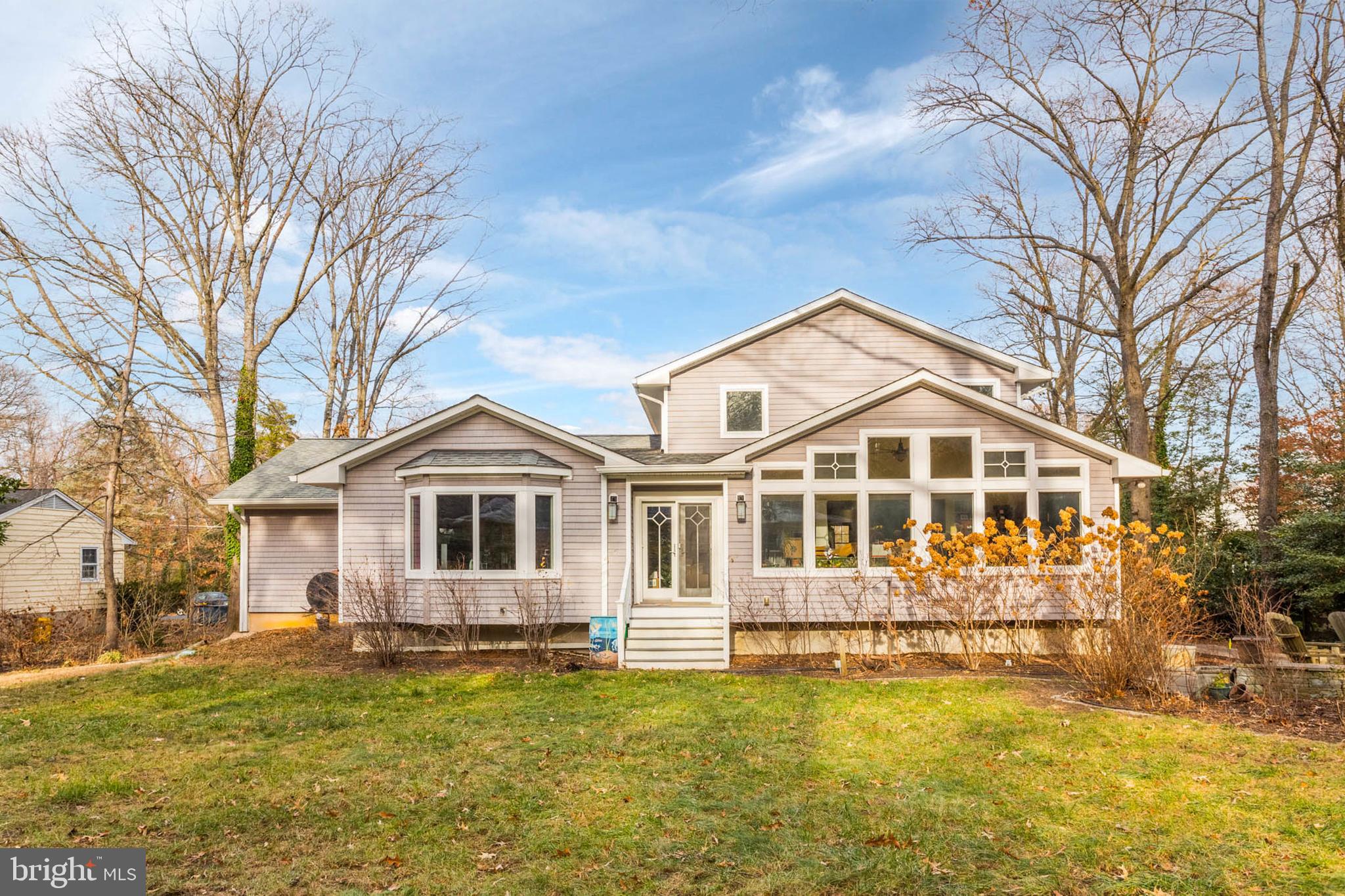 898 Laurel Way