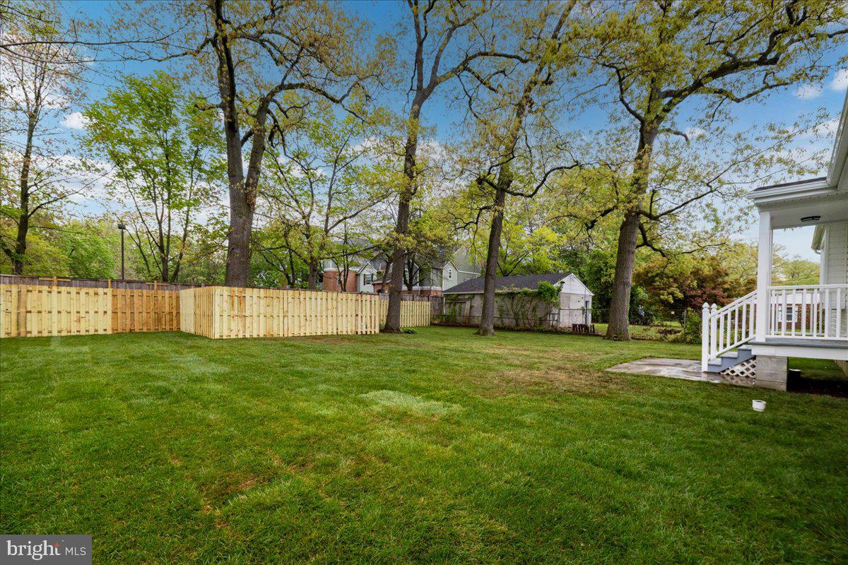 8043 Woodholme Cir