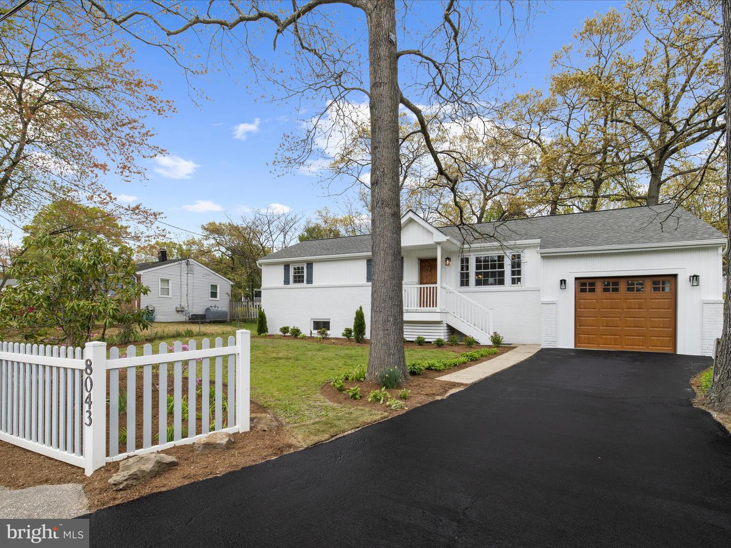 8043 Woodholme Cir