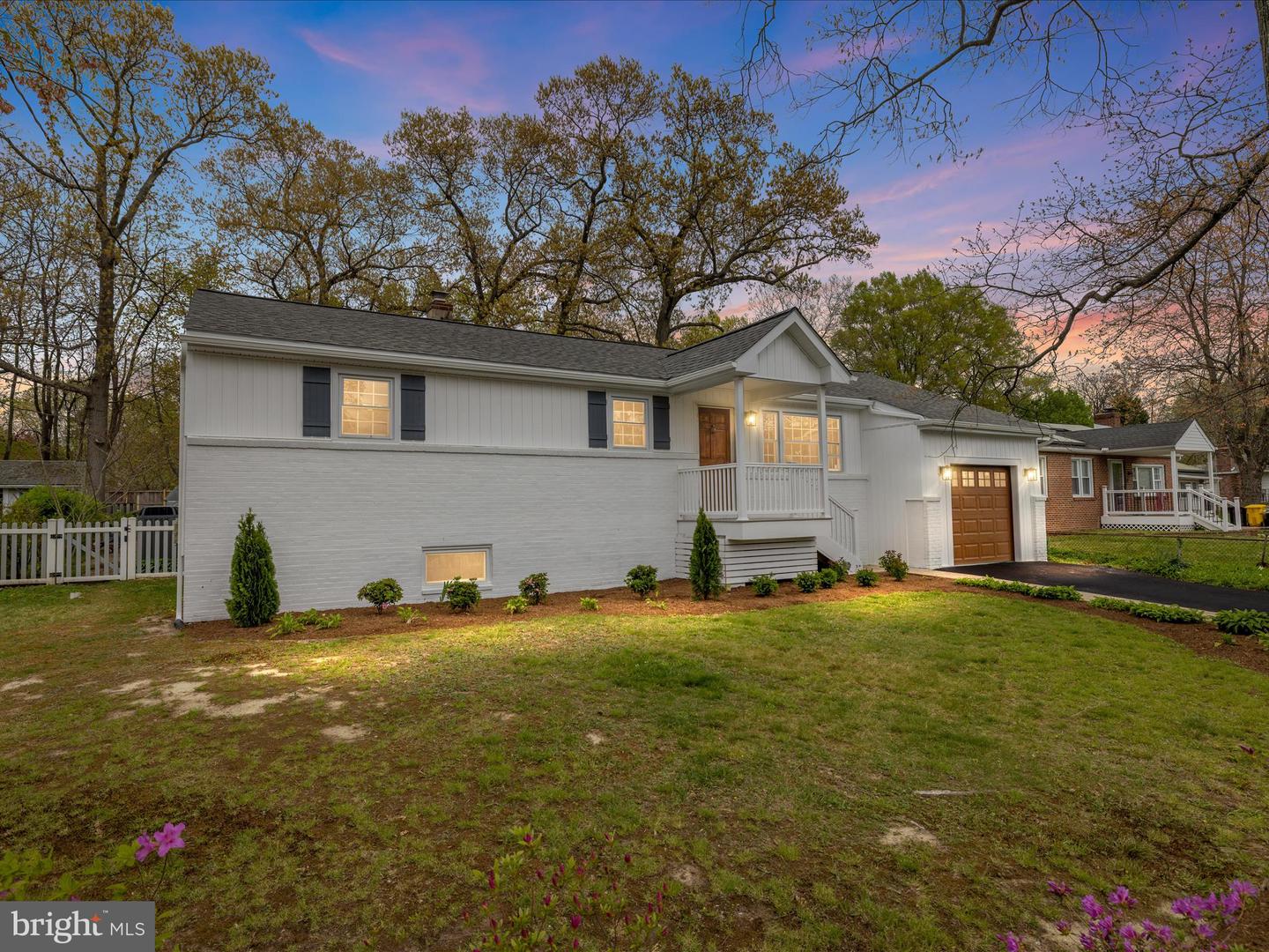 8043 Woodholme Cir