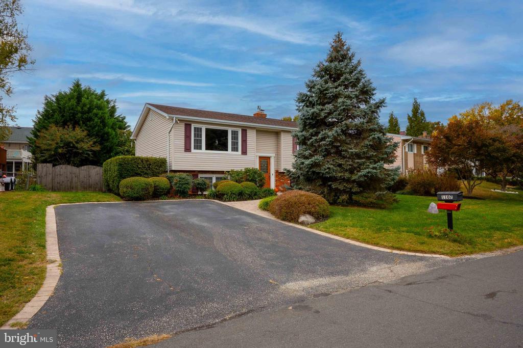 1107 CRESTVIEW DRIVE