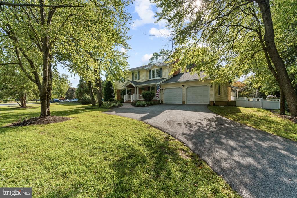 668 WHITE SWAN DRIVE