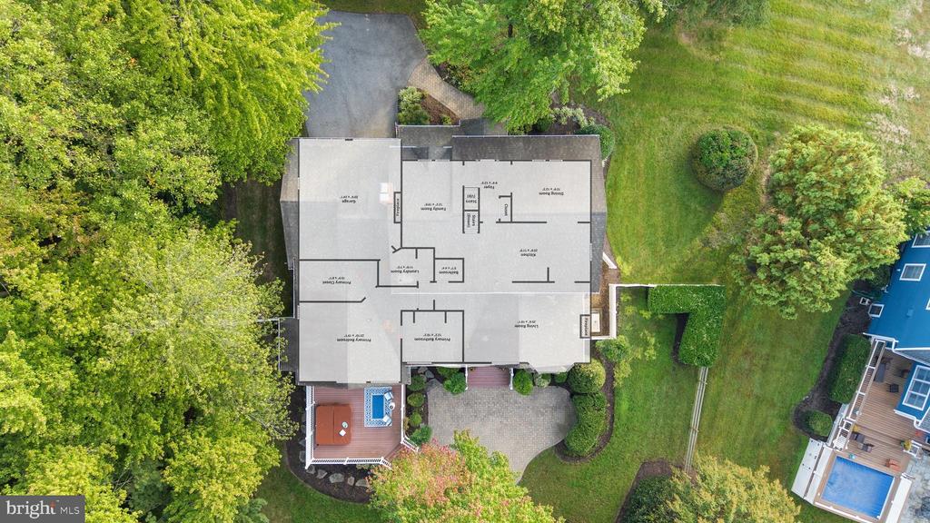 668 WHITE SWAN DRIVE