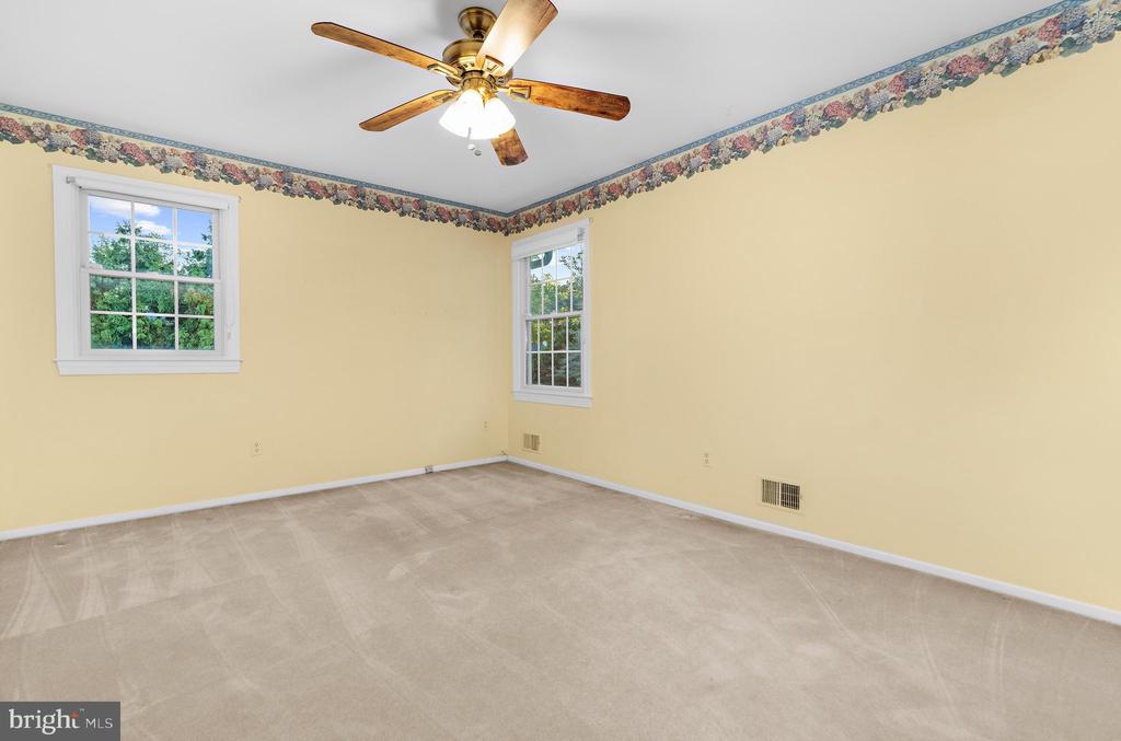 668 WHITE SWAN DRIVE