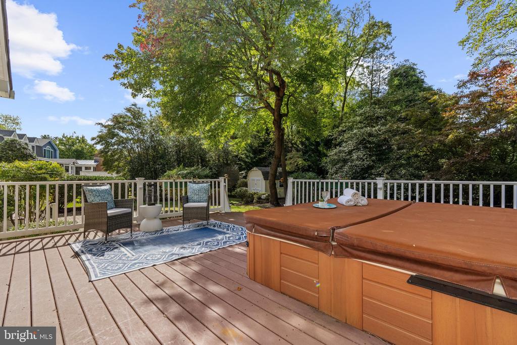 668 WHITE SWAN DRIVE