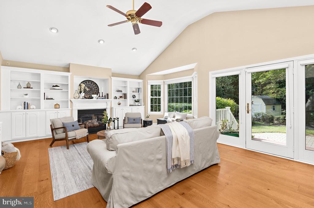 668 WHITE SWAN DRIVE
