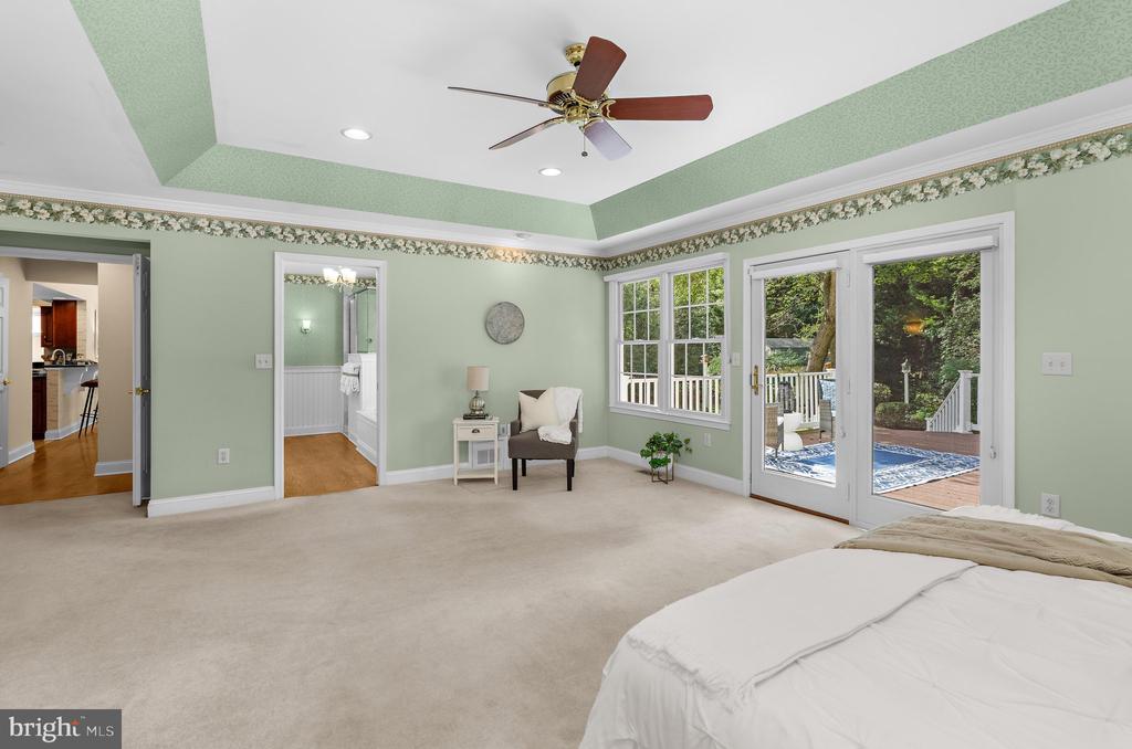 668 WHITE SWAN DRIVE
