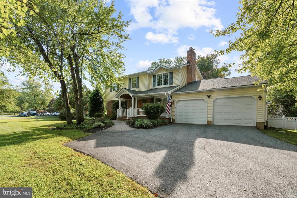 668 WHITE SWAN DRIVE