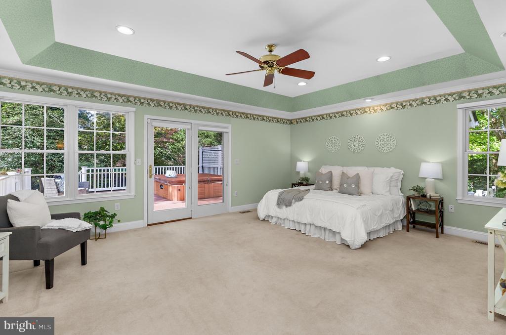 668 WHITE SWAN DRIVE
