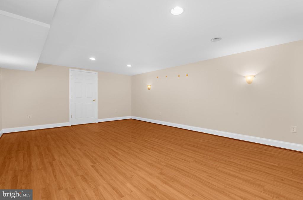 668 WHITE SWAN DRIVE