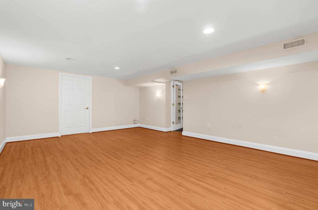 668 WHITE SWAN DRIVE