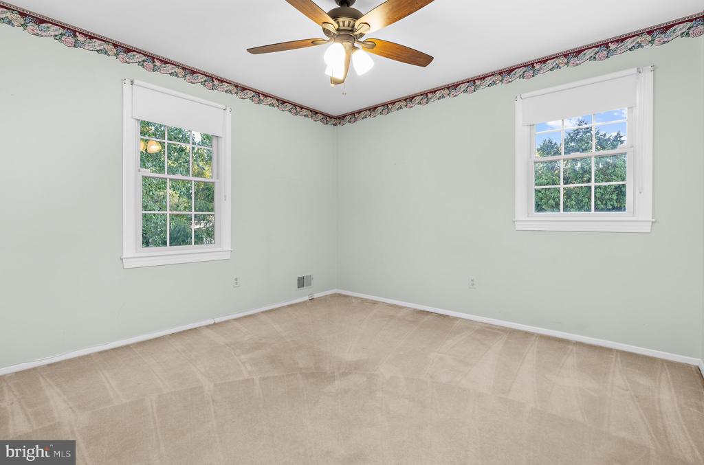 668 WHITE SWAN DRIVE